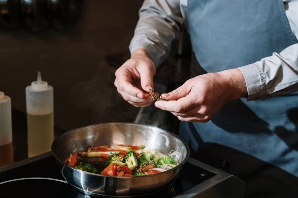 Cooking vegetable oil on high temperatures